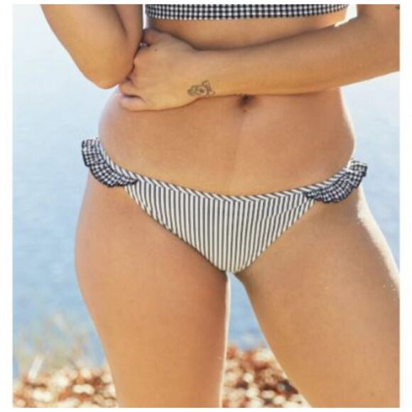 🎅 Pick 3 For $15 American Eagle Striped Ruffle Bikini Bottom XS NWT - Picture 1 of 3